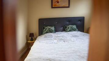 1 sovrum, strykjÀrn/strykbrÀda, resesÀng och sÀngklÀder