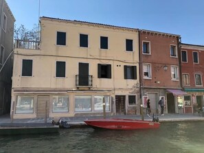 Exterior - Vetrai House - Overlook Canal in Murano - Venice (Venezia)