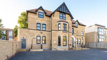 Vista frontal de la propiedad