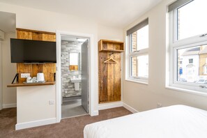 Classic Quadruple Room | Blackout curtains, iron/ironing board, free WiFi - Hotel DC (London)