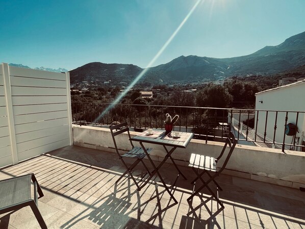 تناول الطعام بالخارج