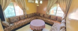 Smart TV - Superb well-equipped apartment in Marrakech City. (Marrakech)
