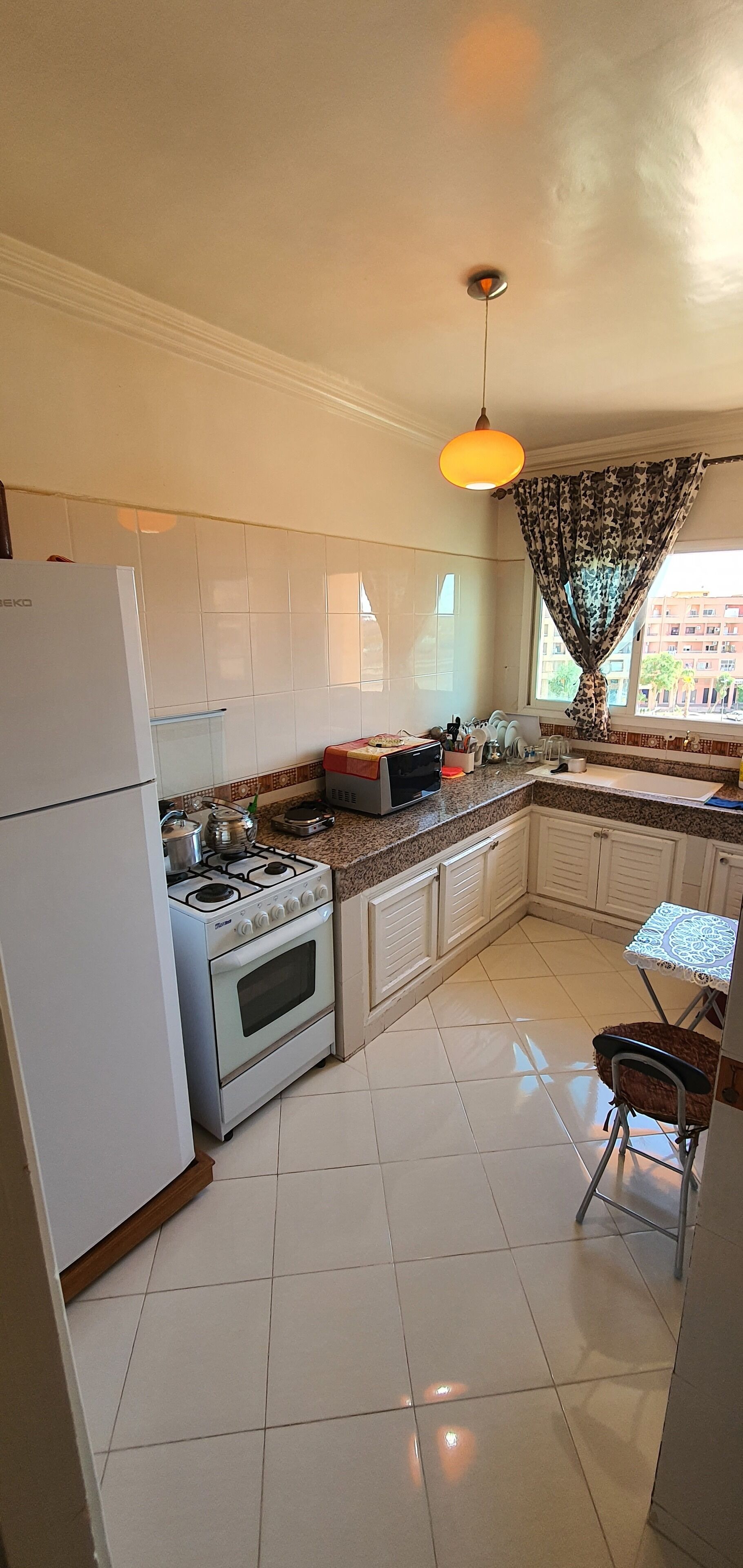 Four à micro-ondes, un four, surface de cuisson, cafetière-théière