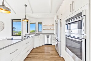 Refrigerador, horno, parrilla de estufa y lavavajillas 
