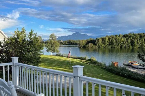 Lakeside three bedroom boathouse.