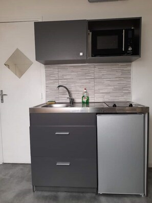 Réfrigérateur, micro-ondes, plaque de cuisson, cafetière/bouilloire