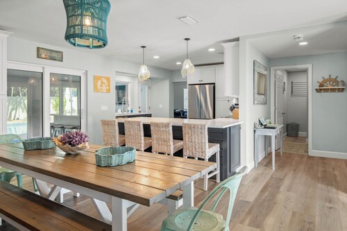 Newly renovated spacious 4BR home with pool & game room, 800m from the Beach