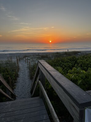 Sun loungers, beach towels - Newly renovated spacious 4BR home with pool & game room, 800m from the Beach (Melbourne Beach)