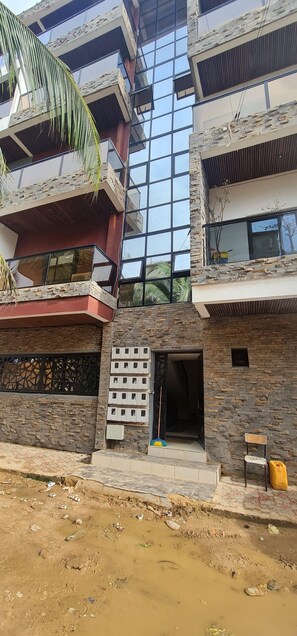 Exterior detail - 3-bedroom vip apartment (Dakar)