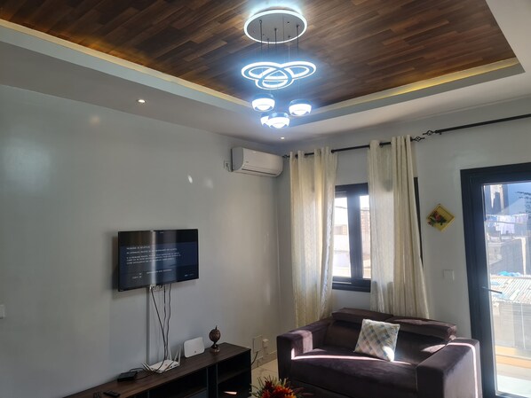 TV - 3-bedroom vip apartment (Dakar)