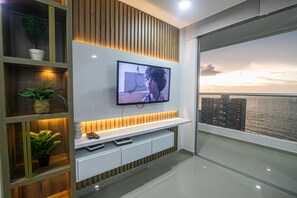 舒適公寓 | 起居區 | 60-吋平面電視，提供數位頻道