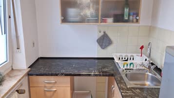 Frigorifero, forno, piano cottura, bollitore elettrico