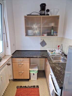 Refrigerador, horno, parrilla de estufa y tetera eléctrica