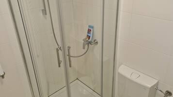 Gratis toiletartikelen, een haardroger, handdoeken, toiletpapier
