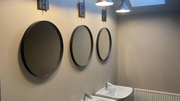 Kostenlose Toilettenartikel, Haartrockner, Handtücher, Toilettenpapier