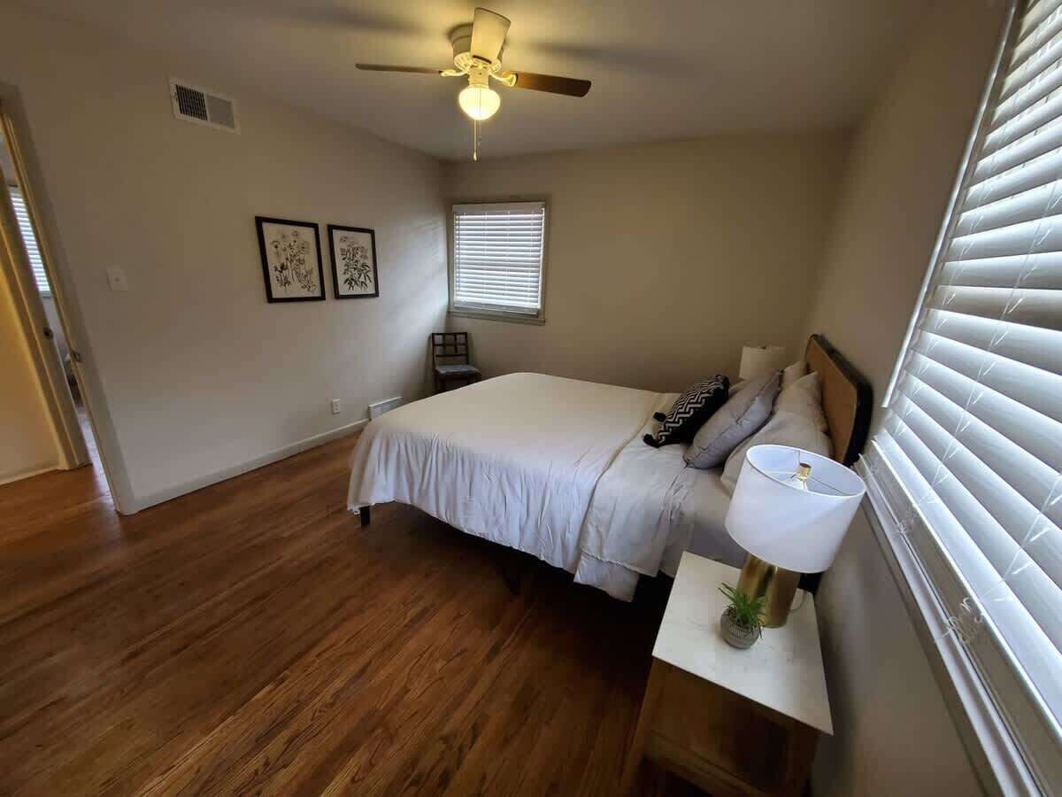 3 habitaciones, tabla de planchar con plancha, wifi y ropa de cama 