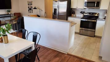 Frigorífico, microondas, placa de cocina y lavavajillas