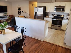 Geladeira, micro-ondas, cooktop, lava-louças