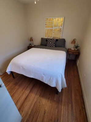 3 bedrooms, iron/ironing board, WiFi, bed sheets - South Side Chic 3Br 1Ba 10mn to McConnell Spirit (Wichita)