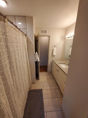 Bathtub, towels