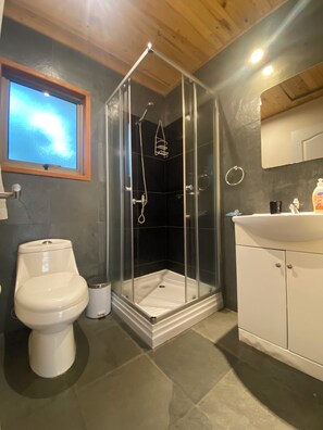 Loft básico | Baño | Artículos de higiene personal gratuitos, secador de pelo y toallas