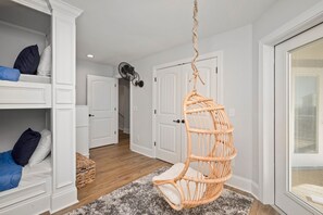 5 habitaciones, tabla de planchar con plancha y cuna de viaje