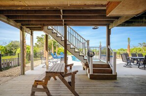 Outdoor dining - Sound Waves: Stylish and Modern Coastal Home with Ocean Views (Caswell Beach)