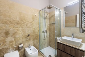 Bathtub, hair dryer, bidet, towels