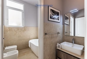 Baignoire, sĂšche-cheveux, bidet, serviettes fournies