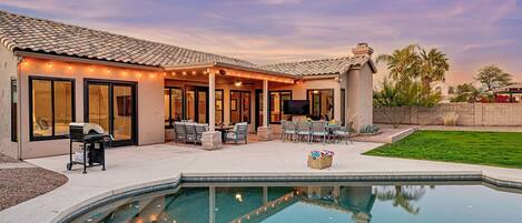 Een buitenzwembad en een verwarmd zwembad