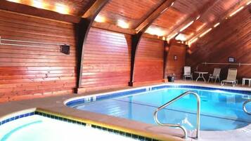 Een binnenzwembad, een buitenzwembad