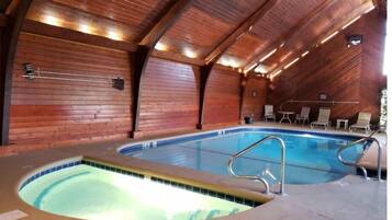 Una piscina techada, una piscina al aire libre