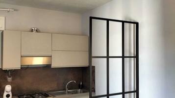 Kühlschrank, Ofen, Herdplatte, Wasserkocher mit Kaffee-/Teezubehör