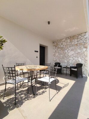 تناول الطعام بالخارج