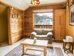 Smart TV, DVD player, books, offices