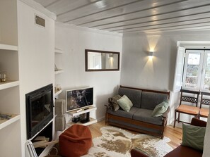 Smart TV y chimenea 