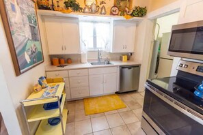 Fridge, microwave, oven, stovetop - Unique 1-bedroom casita in Mesilla Park with hot tub (Las Cruces)