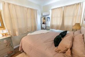 1 bedroom, in-room safe, iron/ironing board, WiFi - Unique 1-bedroom casita in Mesilla Park with hot tub (Las Cruces)