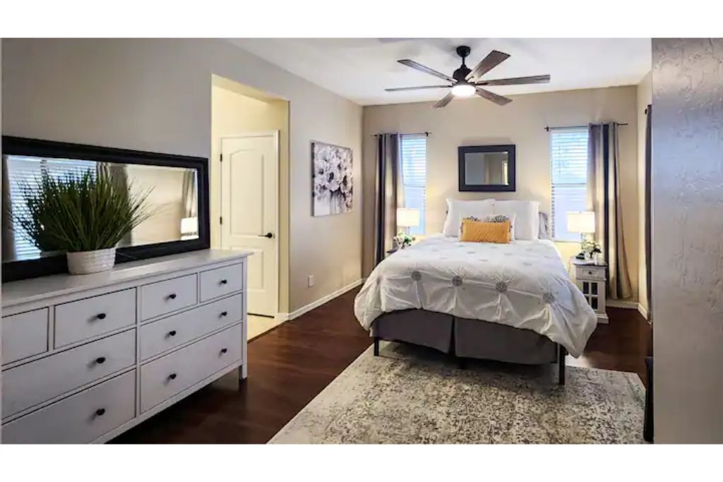 4 bedrooms, desk, iron/ironing board, travel cot