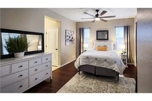 4 bedrooms, desk, iron/ironing board, travel crib - Newly Renovated 4 Bedroom House near hiking and lots of restaurants (Peoria)