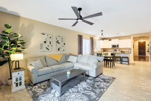 Smart TV, offices - Newly Renovated 4 Bedroom House near hiking and lots of restaurants (Peoria)