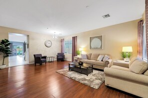 Smart TV, offices - Newly Renovated 4 Bedroom House near hiking and lots of restaurants (Peoria)