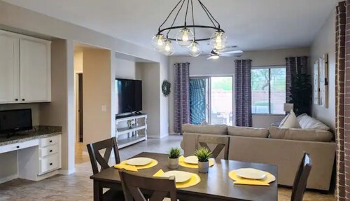 Newly Renovated 4 Bedroom House near hiking and lots of restaurants