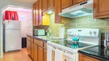 Een koelkast, een microgolfoven, een oven, een kookplaat