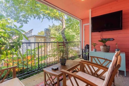 Retro Gold With a City View! Steps From Zilker