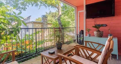 Retro Gold With a City View! Steps From Zilker