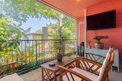 Retro Gold With a City View! Steps From Zilker