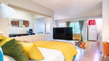 Een strijkplank/strijkijzer, wifi, beddengoed