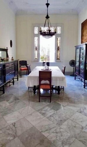 Tägliches kontinentales Frühstück gegen Gebühr