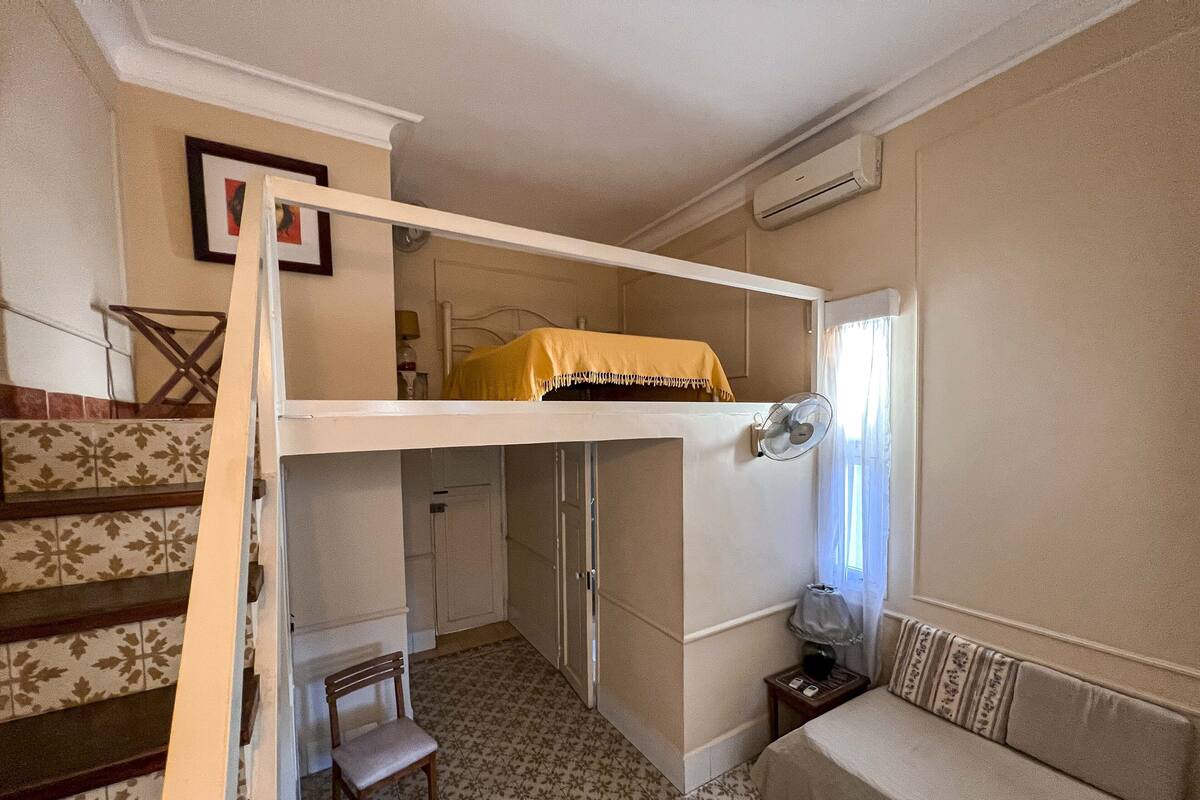 Deluxe-Dreibettzimmer | Minibar, Zimmersafe, individuell dekoriert, individuell eingerichtet